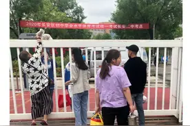 高考在即，家长们也丝毫不敢松懈——校门外的“送餐军团”图片