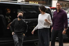 朱莉真空穿毛衣出街太美！带3个娃逛街，希洛卫衣配牛仔短裤好酷图片