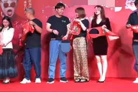 吴昕与杜海涛新店开业，穿豹纹裤做宣传好吸睛，网友：俩人真般配图片