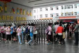 考生因拉肚子迟到，被拒绝进考场后痛哭，路人：并不同情图片