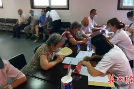 窗口工作人员上门，军休老人足不出户办房产证图片