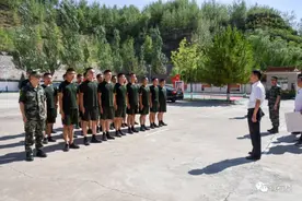 石楼：张鹏耀看望慰问驻县武警官兵和退役军人图片