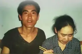 2008年，“贵州孝子”背疯母上大学，拒绝55万年薪，后来怎样了？图片