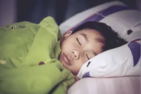 7岁儿子硬要和妈妈一起睡，爸爸拒绝后，被儿子的话气得抓狂图片