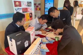 为何银行人员追着客户办信用卡？还赠送小礼物，背后有何套路？图片