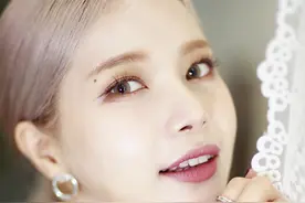金容仙穿粉色蝴蝶结衣拍写真秀美肩，手弹尤克里里仙气十足图片