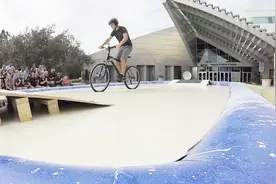 轻松练就水上漂？将这种液体倒入水中，人能在水面上翻跟头！视频封面