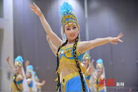 在成都，老年广场舞跳出不一样的精彩图片