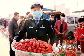 每天步行两万余步“草莓警花”的日常图片