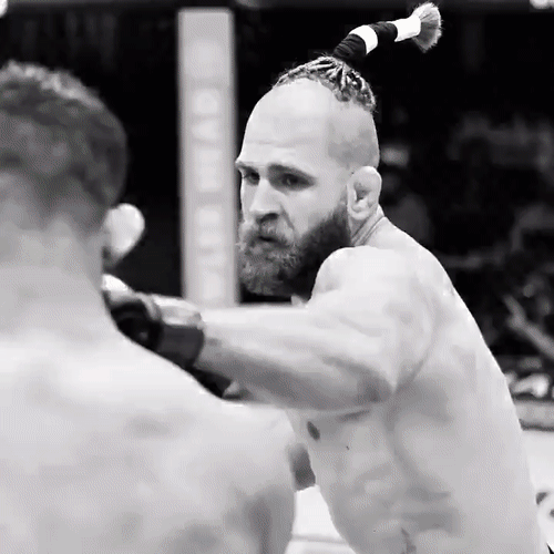 捷克“怪鸟”一飞冲天：普罗哈兹卡凶狠KO雷耶斯