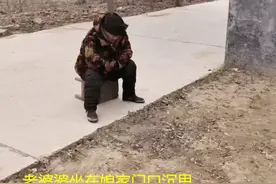 河南老婆婆回娘家，驱车百余里不进家门，“物是人非事已休”图片