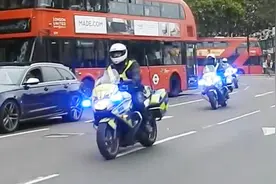 英国多辆警用摩托和警车紧急出警视频封面