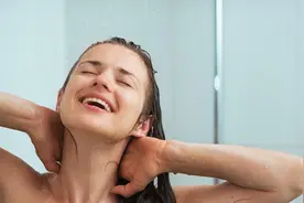 女人洗澡时，为什么喜欢站着排尿？多数人可能不好意思图片