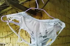 “女室友的裤子破成这样还要穿，我要不要帮帮她？”哈哈哈哈哈哈图片