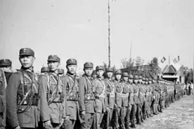 国军女兵身上经常披着的东西是啥？代表着一条命图片