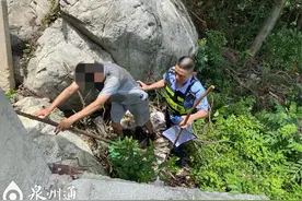 泉州紫帽山：男子被困山林3小时，警方镰刀开道救人……图片