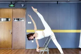 45岁金巧巧晒近照，在椅子上大劈一字腿，疑为浪姐舞台做准备？图片