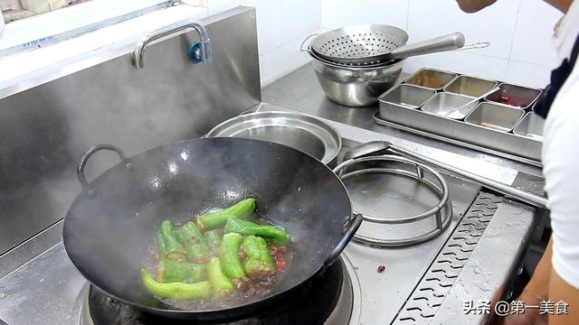 厨师长教你“肉馅酿青椒”，百吃不厌，每次去饭店，都是必点菜