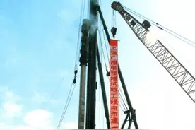 上海东方明珠广播电视塔，举世闻名，塔闪有旋转餐厅…图片