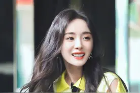 杨幂身穿淡黄色假两件毛衣，清新明媚休闲活力，漂亮姐姐笑容好甜图片
