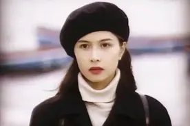 一众港星看粤剧，邵美琪包裹严实仍难掩憔悴，56岁仍未婚无儿女图片