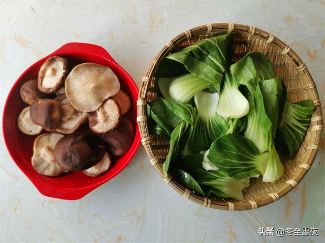 油菜和香菇天生是一对，素炒更美味，油菜翠绿，香菇味美下饭