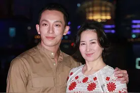何超琼难得这么温柔，穿蛋糕裙没了腰身，圆润水桶腰却遮不住贵气图片