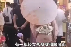 女子穿和服逛南京夫子庙，网友争论不休，尊重穿衣自由还是尊重历史？图片