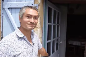 56岁大叔把房子修在山崖下，住39㎡小家“穴居”生活5年，太向往图片