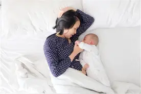 娃必须摸着妈妈才能睡着，多半是“另类饥饿”，温和纠正有技巧图片