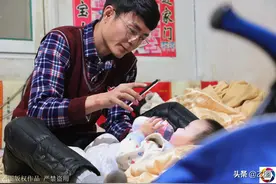 小伙高调做公益被奖励80万没有要，如今抚养两娃，靠吃低保生存图片