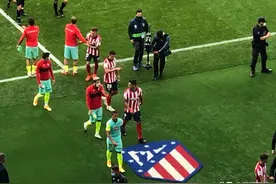 苏亚雷斯在马竞犯错了，脚踩球队队徽，被30岁老将拽到一旁图片