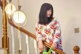 柳岩分享宅家日常，手捧金鱼缸抿嘴笑太甜了，小侄女视角下像少女图片