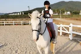 田亮晒森碟学马术，大赞闺女贼帅气，星二代王诗龄奥莉霓娜也会骑图片