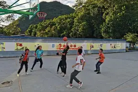 看着新装上的有机玻璃篮板，用上新篮球，孩子们格外兴奋图片