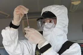 火箭军核生化装备扬威大漠！智能机器人首亮相，灵活处理放射源图片