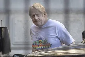 英国首相晨跑，有几分消瘦憔悴，仿佛75岁：病毒还是换尿布导致？图片