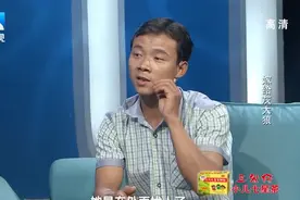 男子眼睁睁看着妻子和别的男人牵手走了，评论员：武大郎都比你强图片