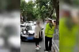 【热点】法拉利女司机追尾前车，扬言：我有关系，弄死你！警方通报！图片