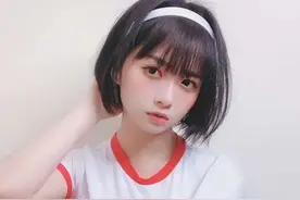 小说：“出去，我要换衣服。”图片