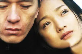 2010年，贾宏声从14楼跳下自杀，只留下被砸坏的汽车和痛苦的周迅图片