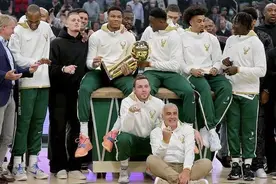 NBA冠戒之最：字母哥刚拿的戒指306颗钻不算多，猛龙640钻创纪录图片