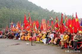 越南乡镇迎新春摔跤比赛，现场人山人海真壮观图片