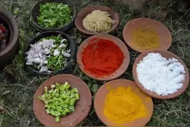 印度农村人做饭，都在屋檐下，没有厨房！图片