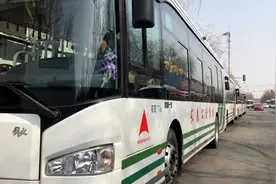 10分钟一辆车！公交车队用雾化消杀机开展“无死角消杀”图片