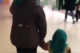奶奶送孙子去幼儿园，看到穿着亲子装的祖孙俩，老师们都笑喷了图片
