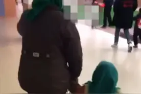 奶奶送孙子去幼儿园，看到穿着亲子装的祖孙俩，老师们都笑喷了图片