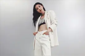 张俪好飒，白色西装内搭露腰背心+阔腿裤，干练时髦又有气场图片