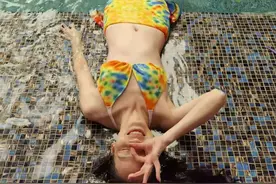 53岁依然曼妙如初！丽水一冻龄女教师化身“美人鱼”图片
