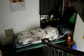 为争一套房子，老人搬床封住别人家门睡楼道，屋里人坚持7个月不出门图片